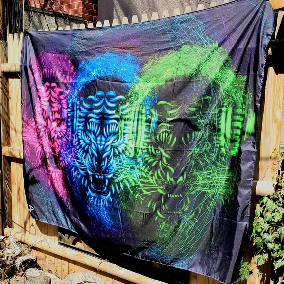 NEWTriple Tiger Tapestry Wall Hanging Decor - Picture 7 of 8